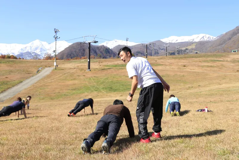 屋外で受講者に運動を指導する工藤晶