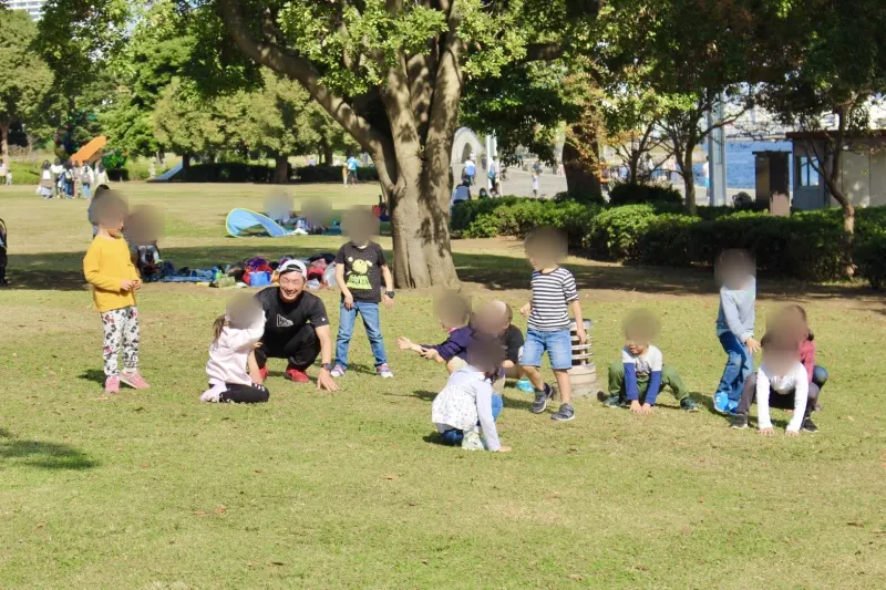 横浜市の公園で子どもたちに運動を教える工藤晶